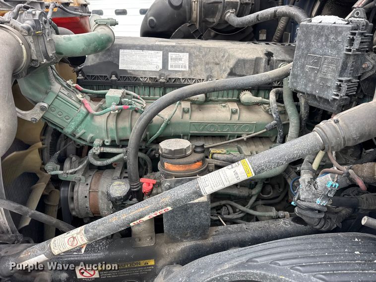 image for item YA1367 2020 Volvo VNL semi truck