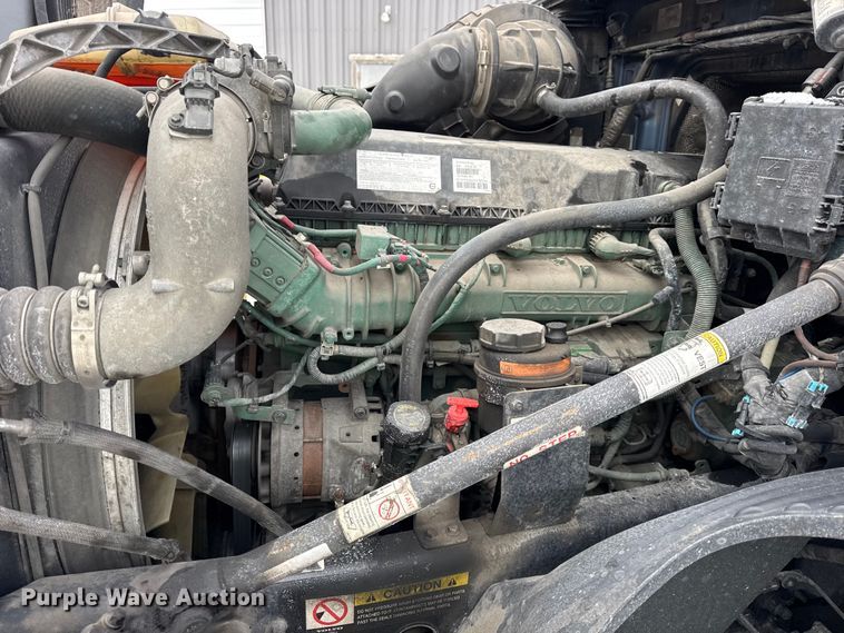 image for item YA1367 2020 Volvo VNL semi truck