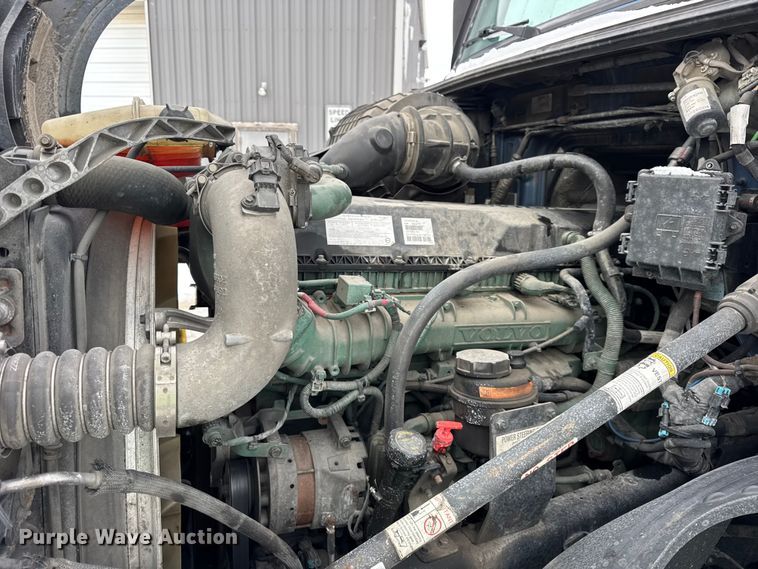 image for item YA1367 2020 Volvo VNL semi truck