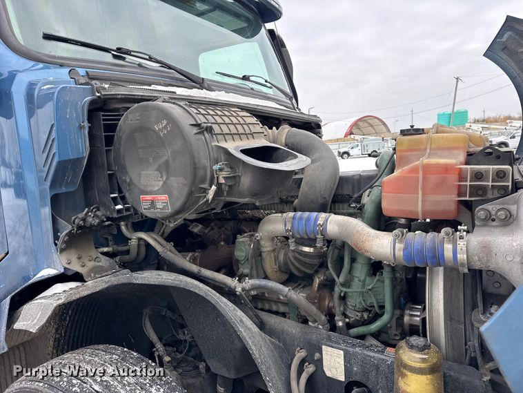 image for item YA1367 2020 Volvo VNL semi truck