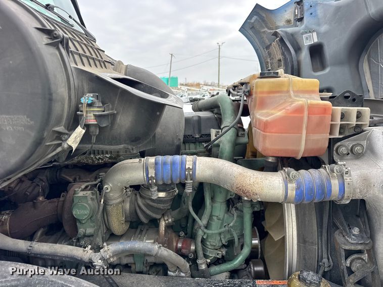 image for item YA1367 2020 Volvo VNL semi truck