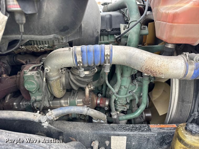 image for item YA1367 2020 Volvo VNL semi truck