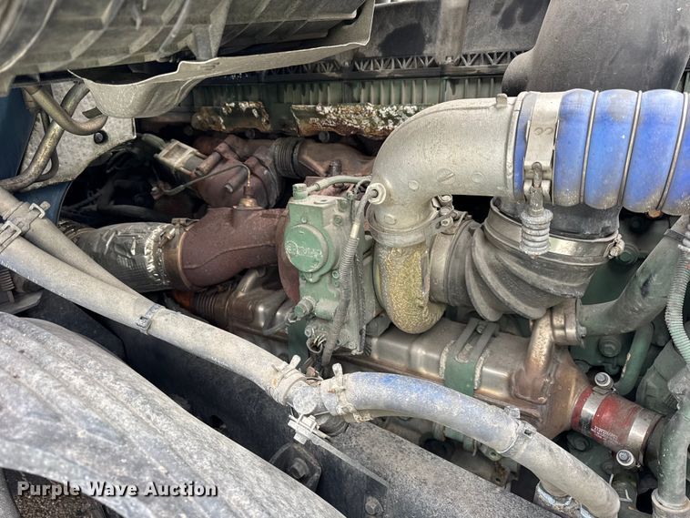 image for item YA1367 2020 Volvo VNL semi truck