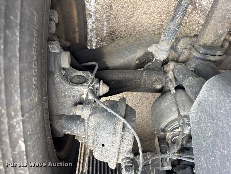 image for item YA1367 2020 Volvo VNL semi truck