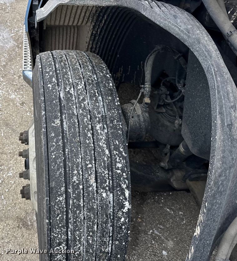 image for item YA1367 2020 Volvo VNL semi truck