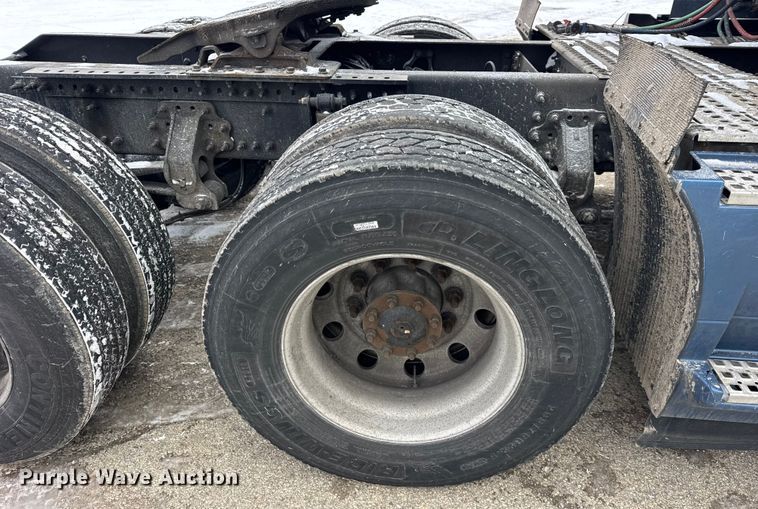 image for item YA1367 2020 Volvo VNL semi truck