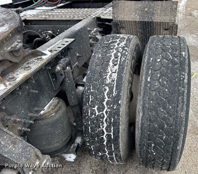 image for item YA1367 2020 Volvo VNL semi truck