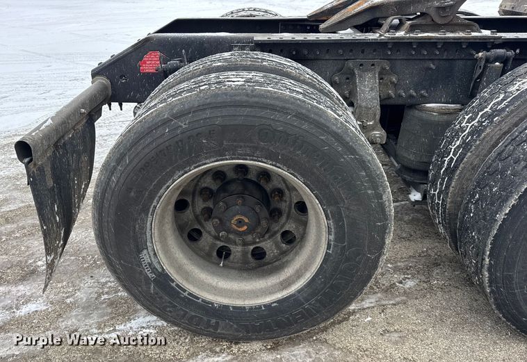 image for item YA1367 2020 Volvo VNL semi truck