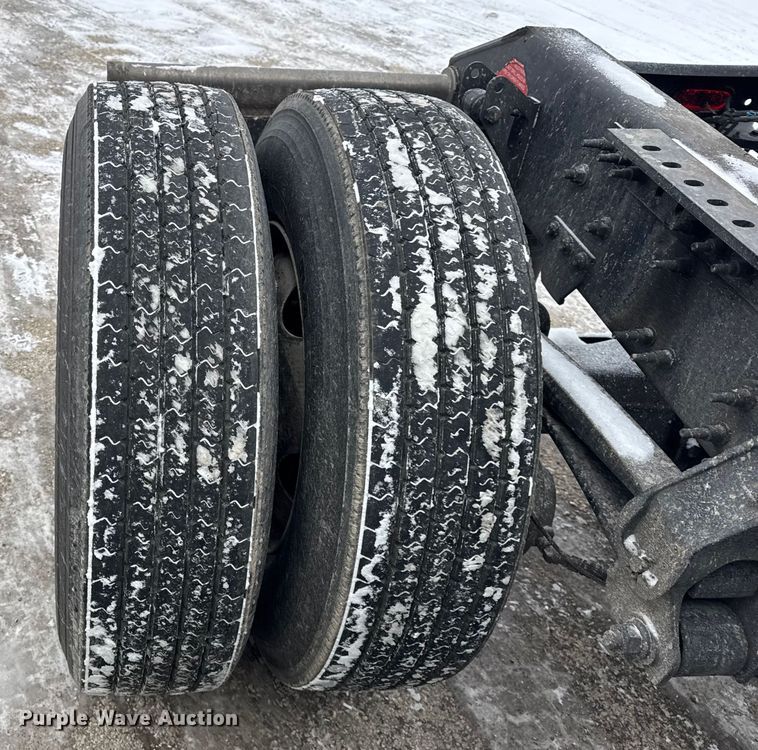 image for item YA1367 2020 Volvo VNL semi truck