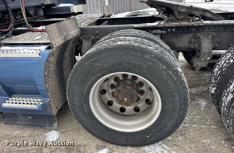 image for item YA1367 2020 Volvo VNL semi truck