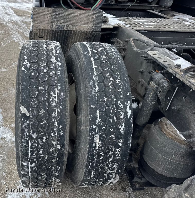 image for item YA1367 2020 Volvo VNL semi truck