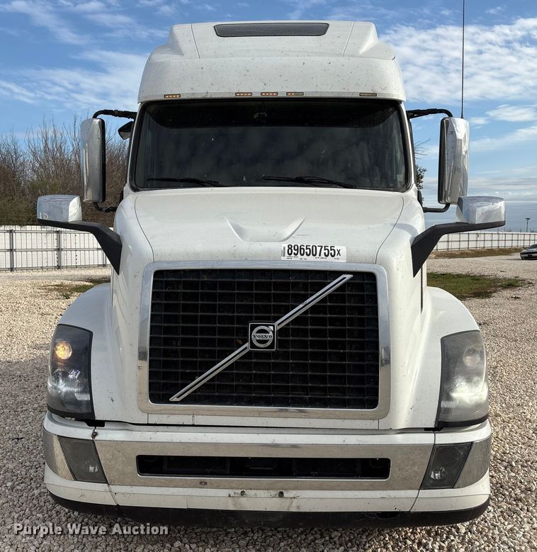image for item YA1388 2016 Volvo VNL semi truck