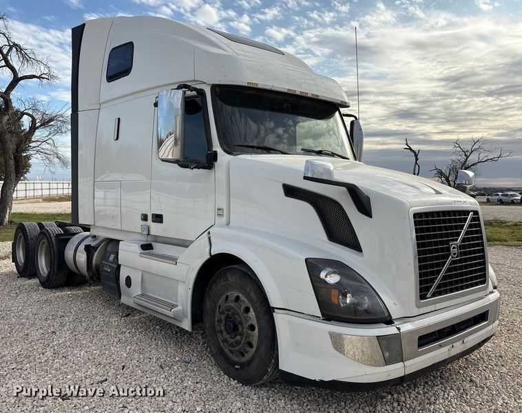 image for item YA1388 2016 Volvo VNL semi truck