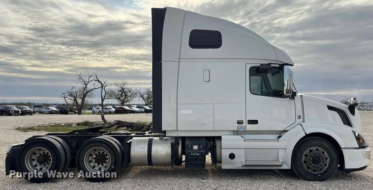 image for item YA1388 2016 Volvo VNL semi truck