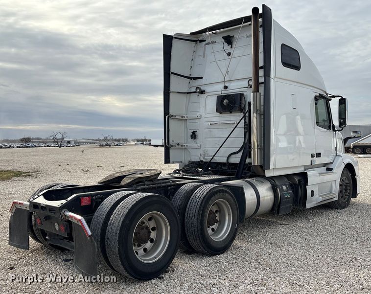 image for item YA1388 2016 Volvo VNL semi truck