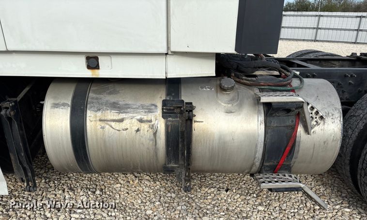 image for item YA1388 2016 Volvo VNL semi truck