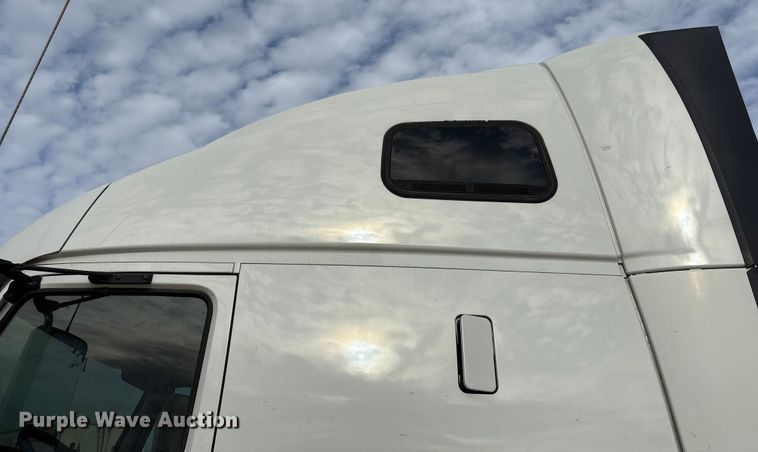 image for item YA1388 2016 Volvo VNL semi truck