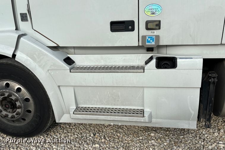 image for item YA1388 2016 Volvo VNL semi truck