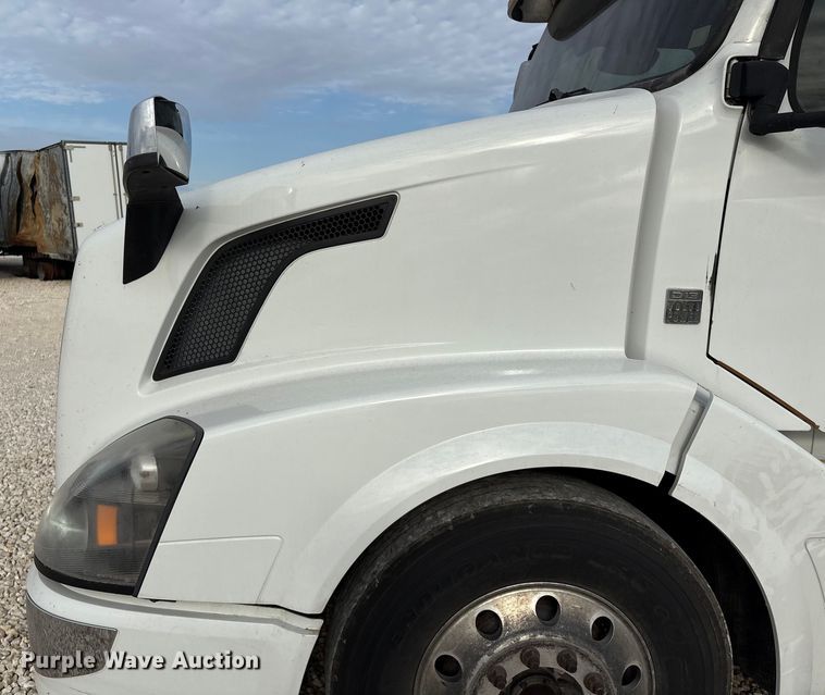 image for item YA1388 2016 Volvo VNL semi truck