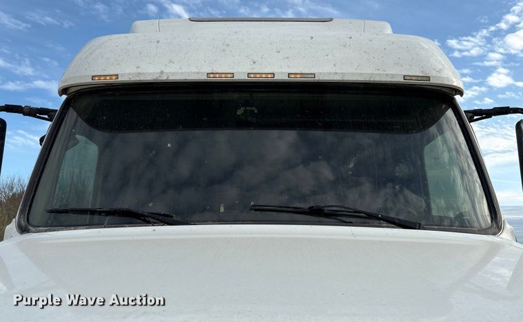 image for item YA1388 2016 Volvo VNL semi truck