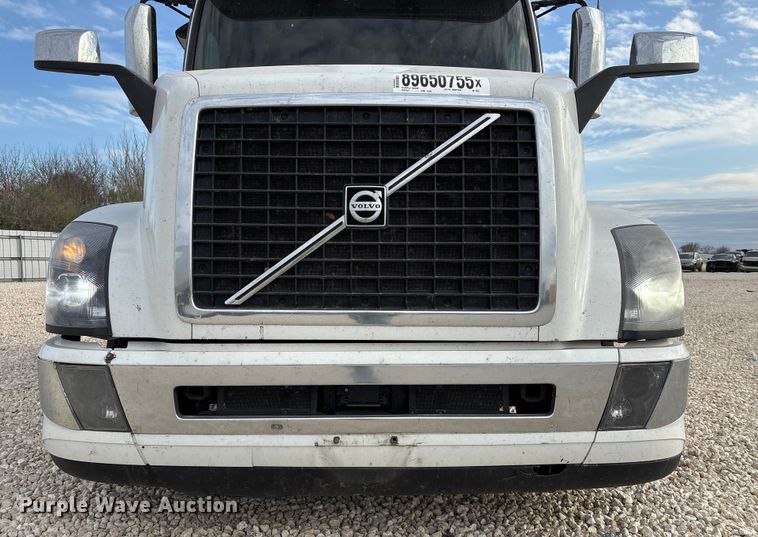image for item YA1388 2016 Volvo VNL semi truck