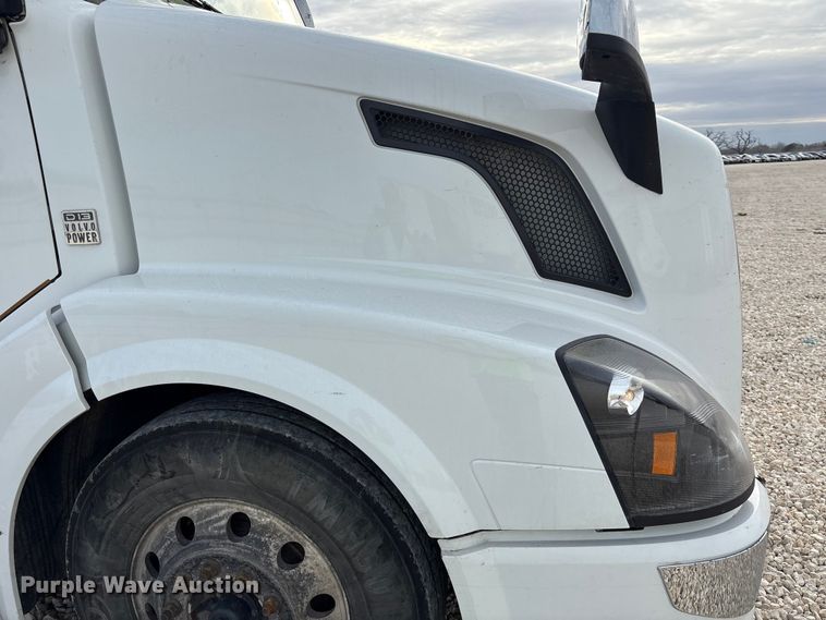 image for item YA1388 2016 Volvo VNL semi truck