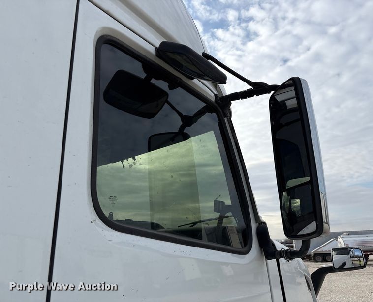 image for item YA1388 2016 Volvo VNL semi truck