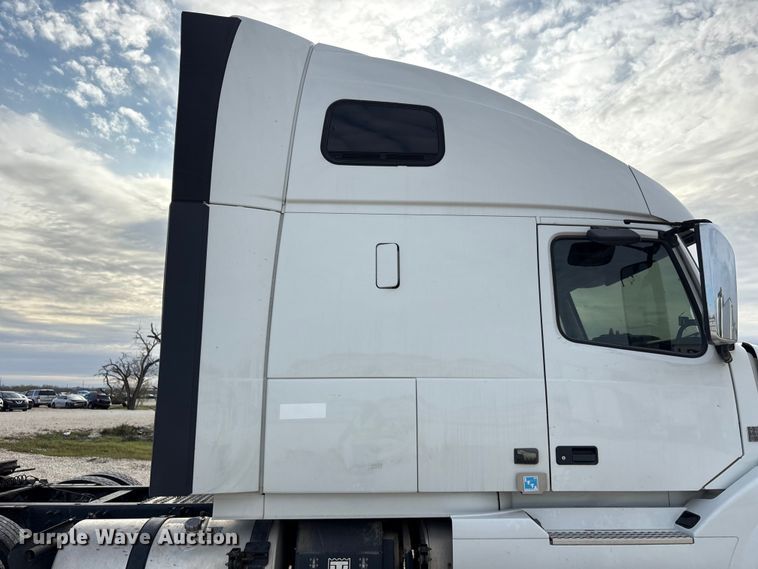 image for item YA1388 2016 Volvo VNL semi truck