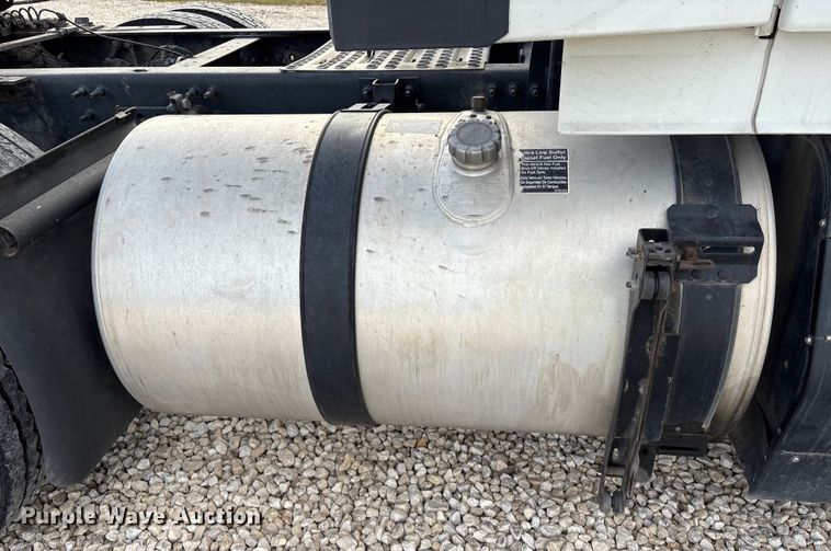 image for item YA1388 2016 Volvo VNL semi truck