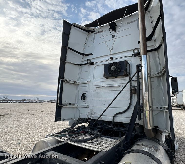 image for item YA1388 2016 Volvo VNL semi truck