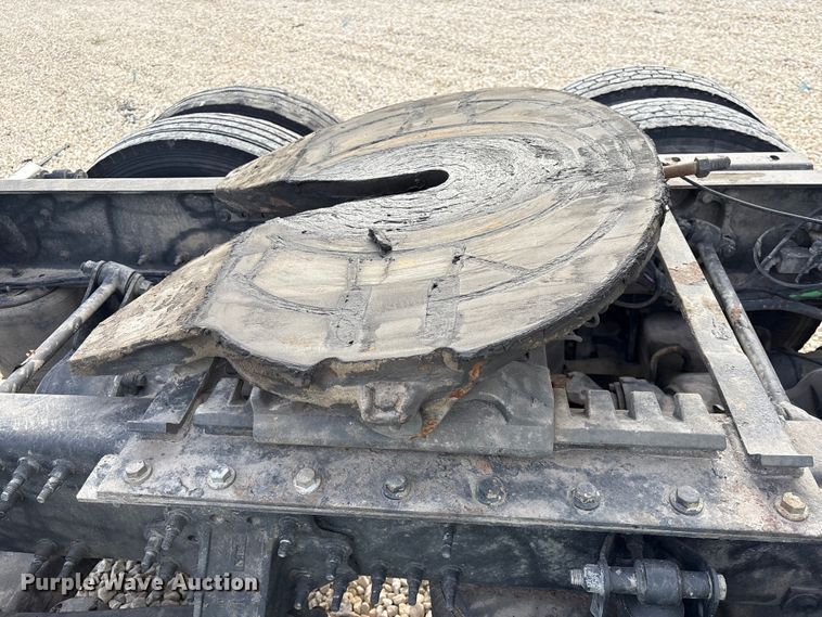 image for item YA1388 2016 Volvo VNL semi truck