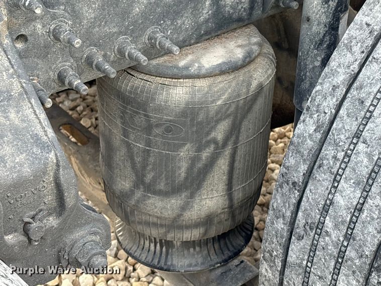 image for item YA1388 2016 Volvo VNL semi truck