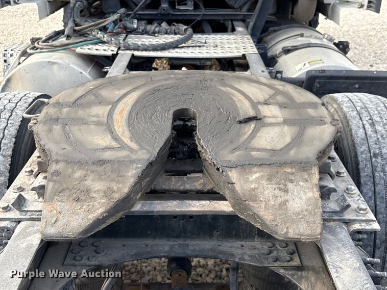 image for item YA1388 2016 Volvo VNL semi truck