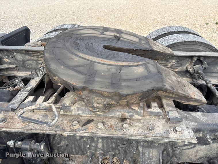 image for item YA1388 2016 Volvo VNL semi truck