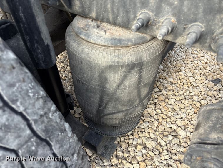 image for item YA1388 2016 Volvo VNL semi truck