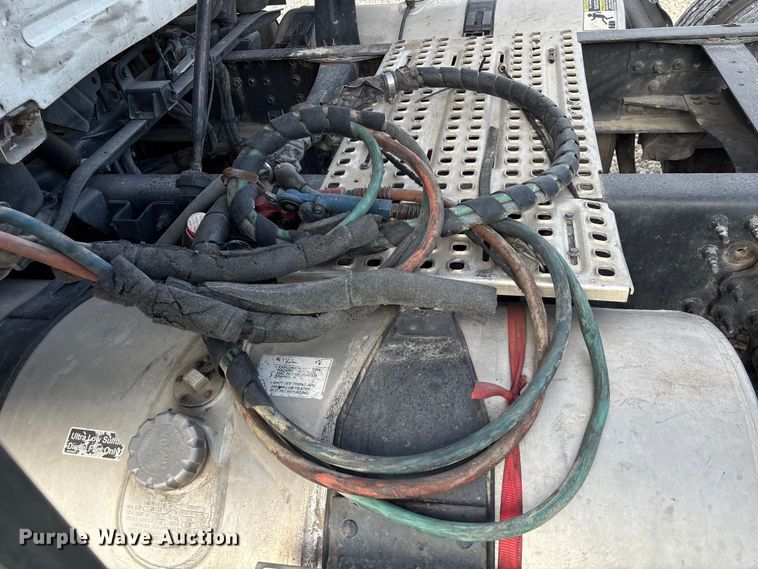 image for item YA1388 2016 Volvo VNL semi truck