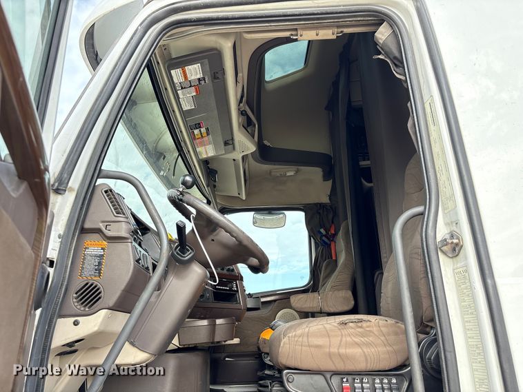 image for item YA1388 2016 Volvo VNL semi truck