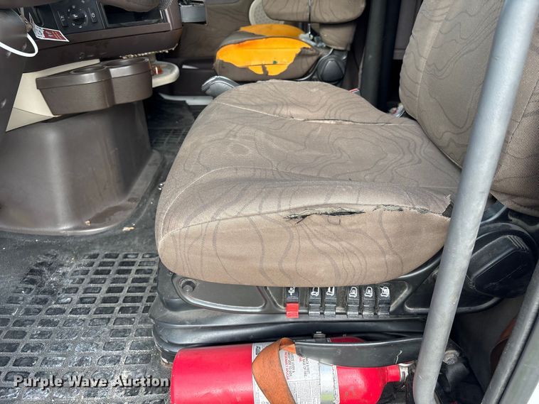 image for item YA1388 2016 Volvo VNL semi truck