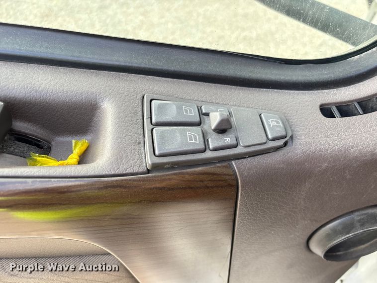 image for item YA1388 2016 Volvo VNL semi truck