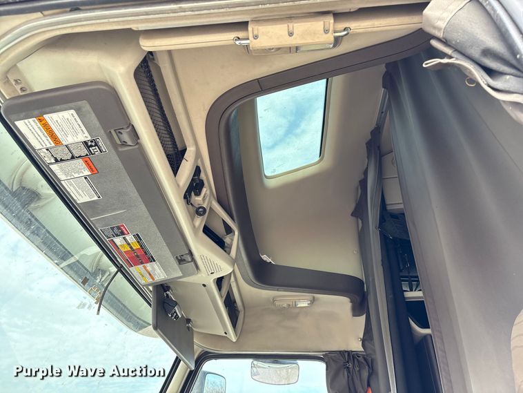 image for item YA1388 2016 Volvo VNL semi truck