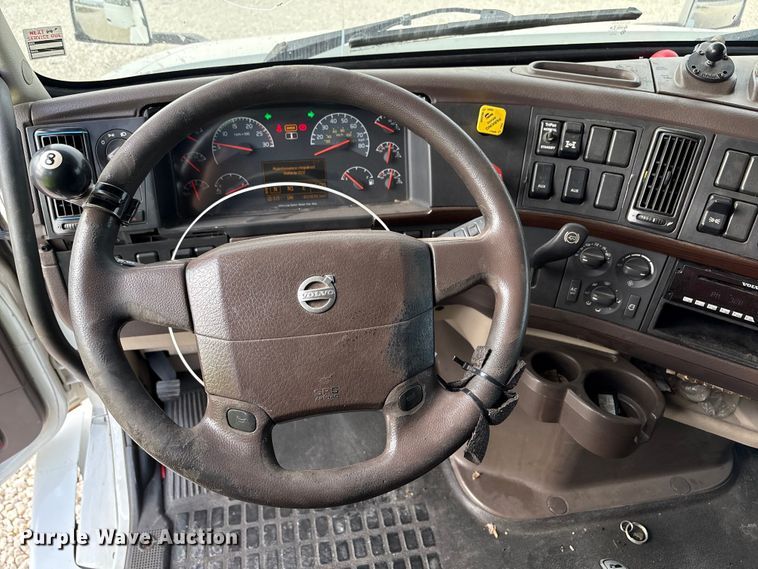 image for item YA1388 2016 Volvo VNL semi truck