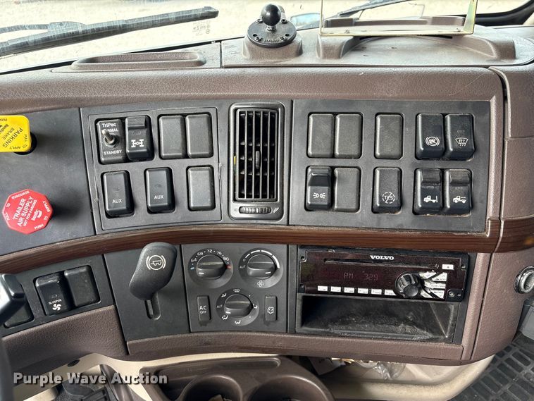 image for item YA1388 2016 Volvo VNL semi truck