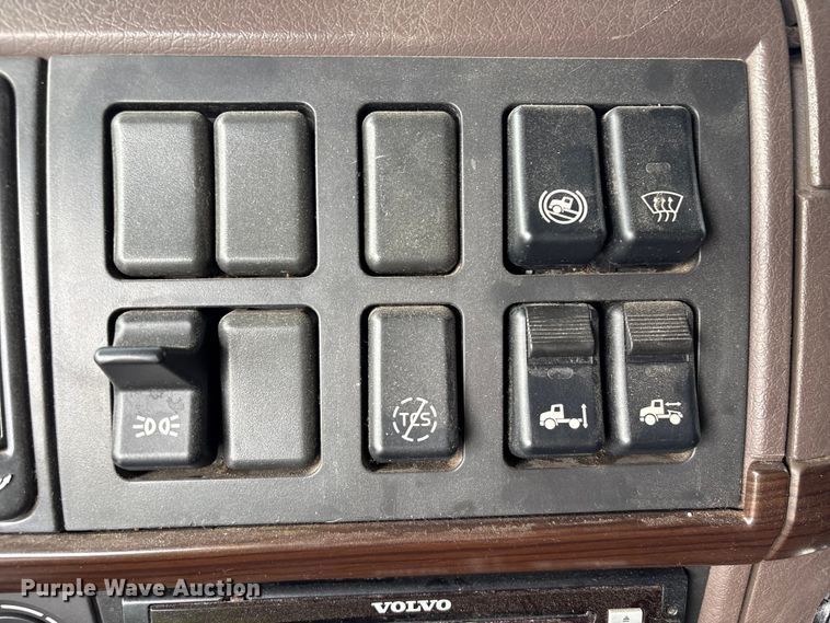 image for item YA1388 2016 Volvo VNL semi truck