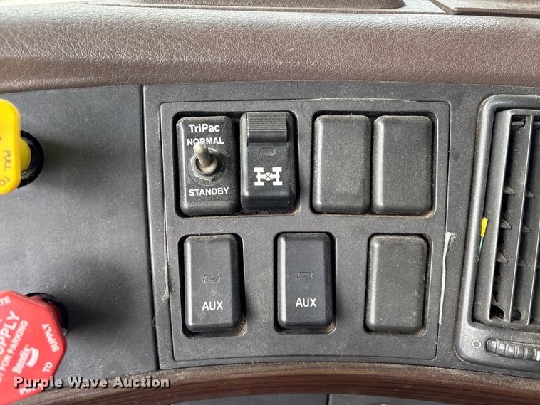 image for item YA1388 2016 Volvo VNL semi truck