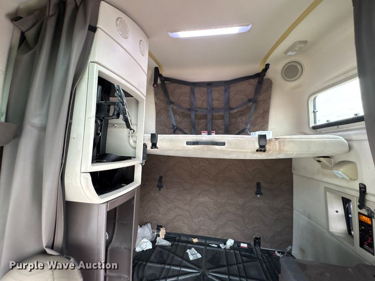 image for item YA1388 2016 Volvo VNL semi truck