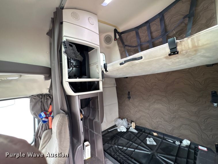 image for item YA1388 2016 Volvo VNL semi truck