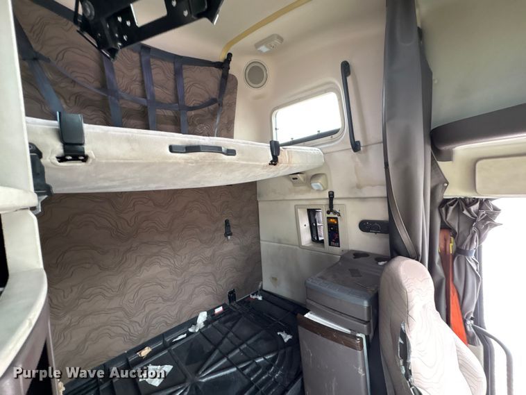 image for item YA1388 2016 Volvo VNL semi truck