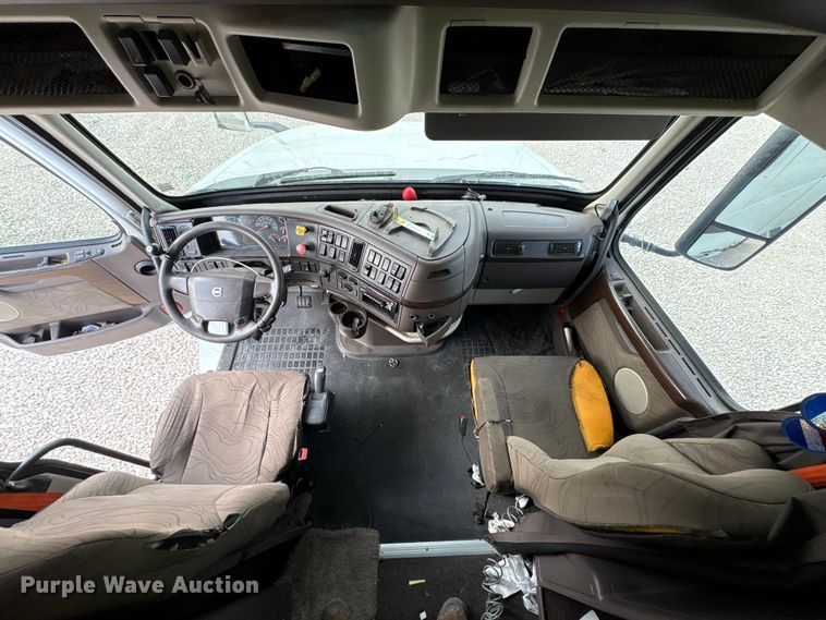 image for item YA1388 2016 Volvo VNL semi truck