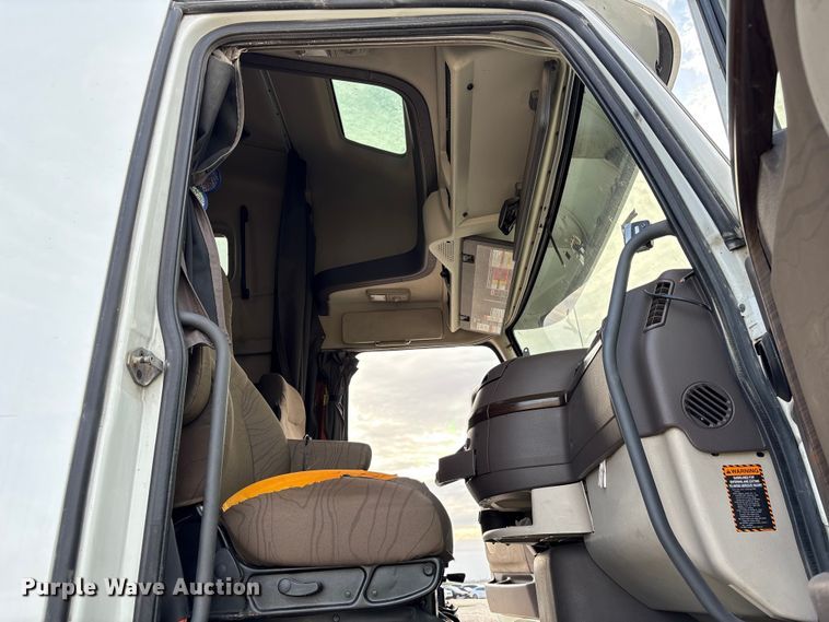 image for item YA1388 2016 Volvo VNL semi truck