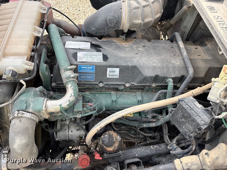 image for item YA1388 2016 Volvo VNL semi truck